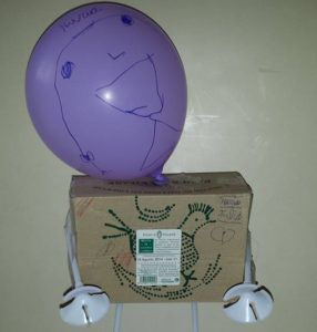 Robots y muñecos creados con la caja de huevos camperos Pazo de Vilane
