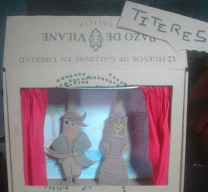 Un teatro de títeres fabricado con la caja de huevo campero Pazo de Vilane