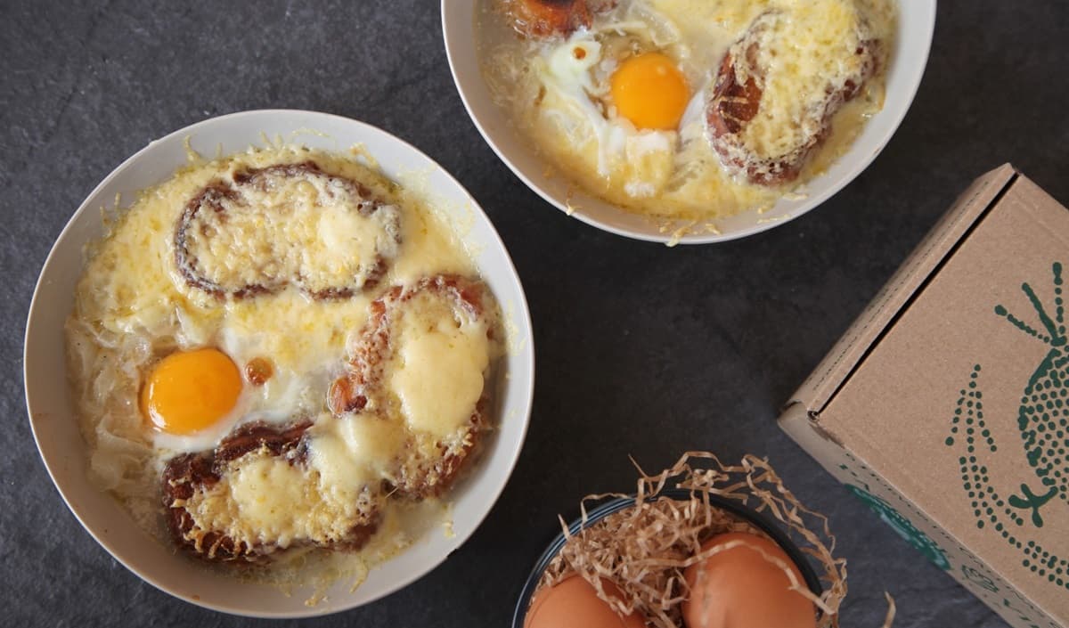 Sopa de cebolla con huevo campero