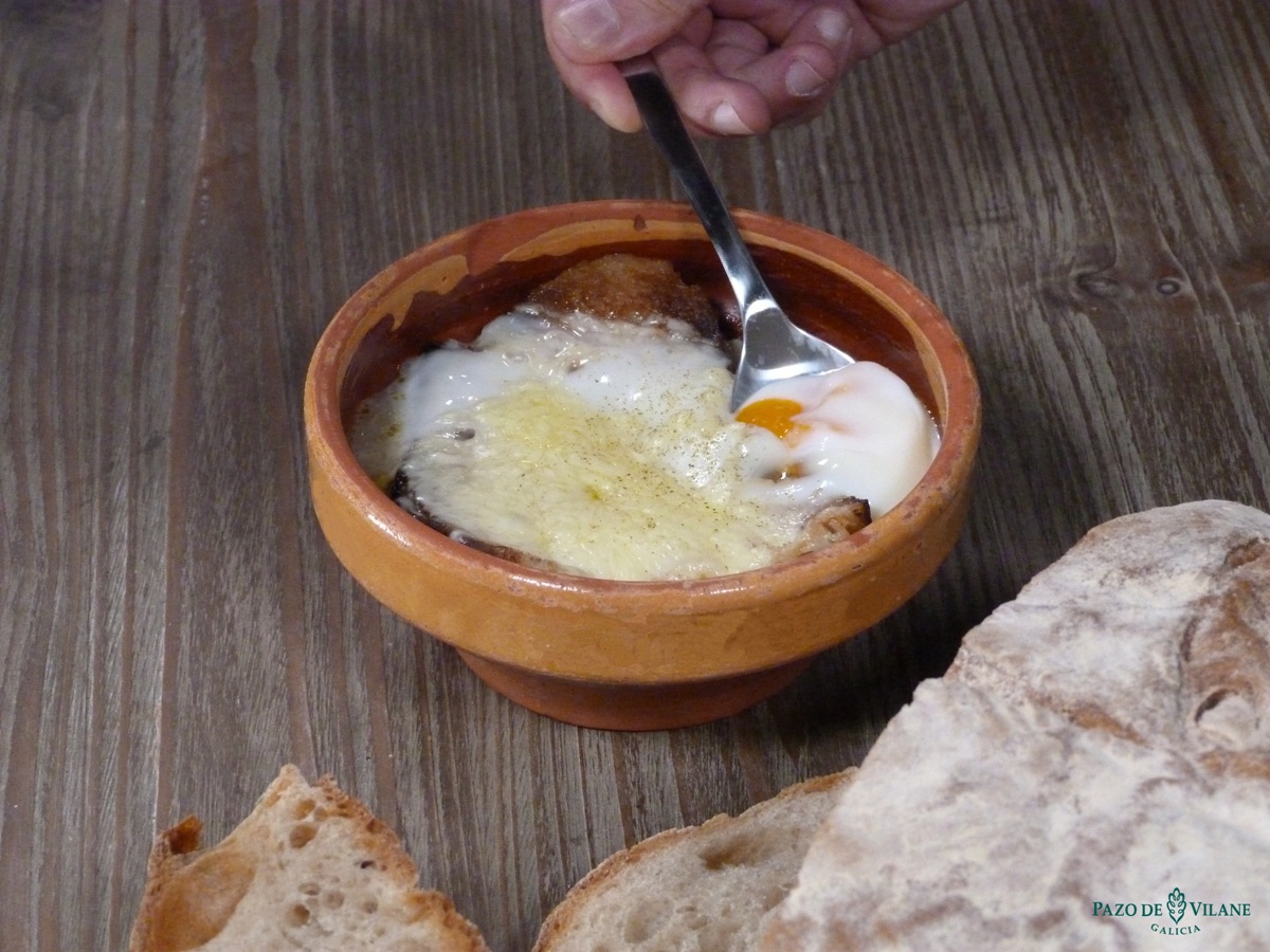 Sopa de cebolla con huevo campero