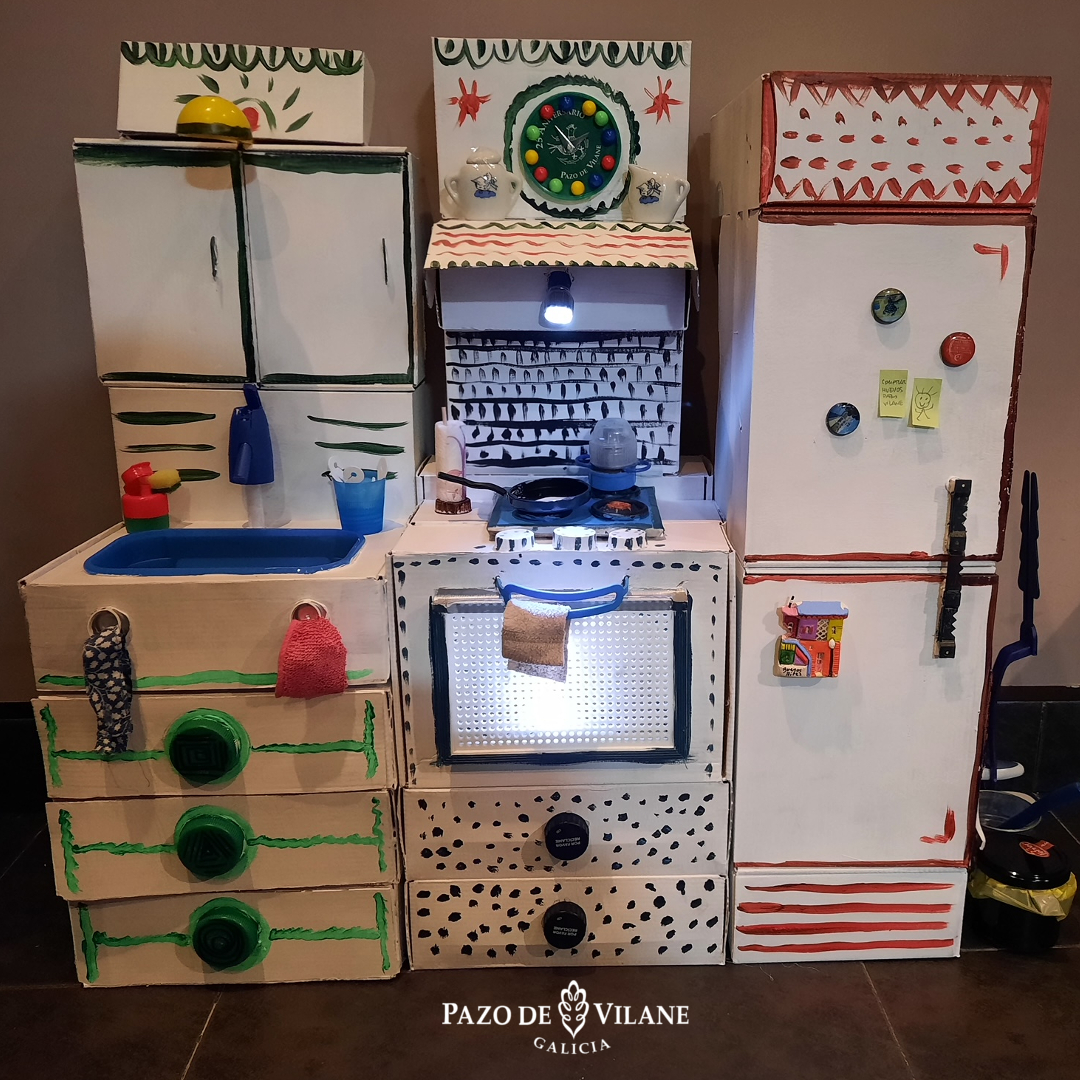 Cocinita de juguete con cajas reutilizadas de Pazo de Vilane