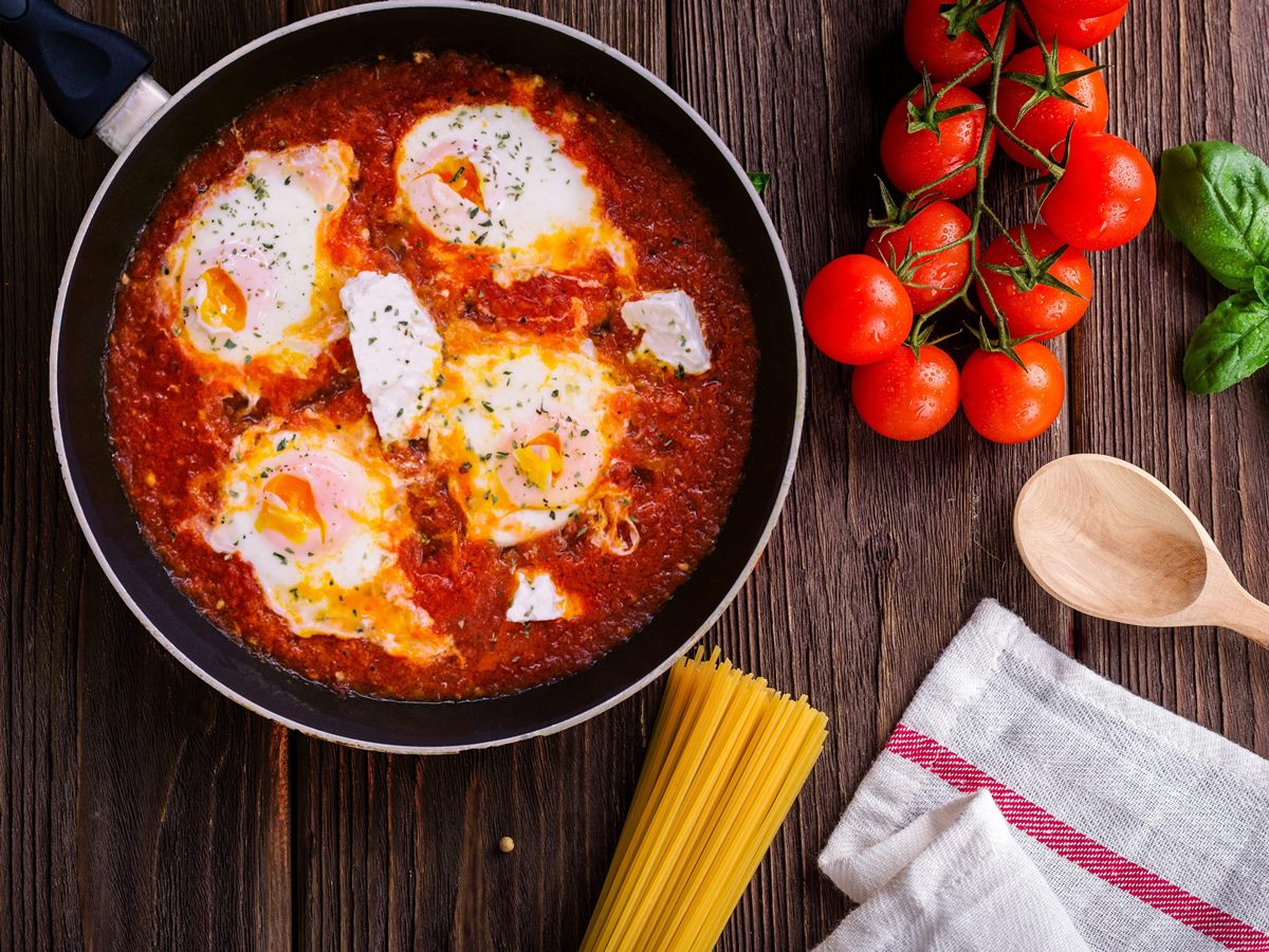 Sartén de tomate frito con huevos