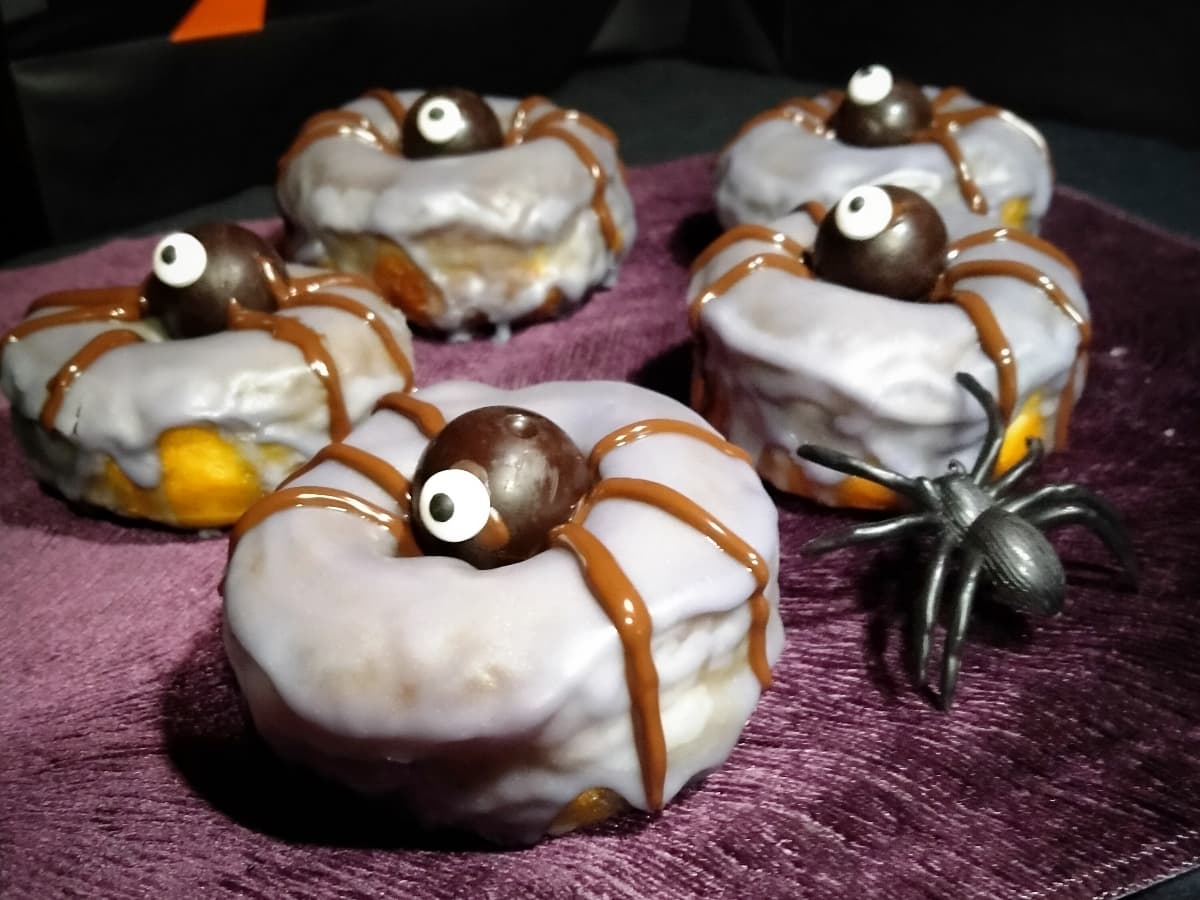 Postre de Halloween: donuts de arañas