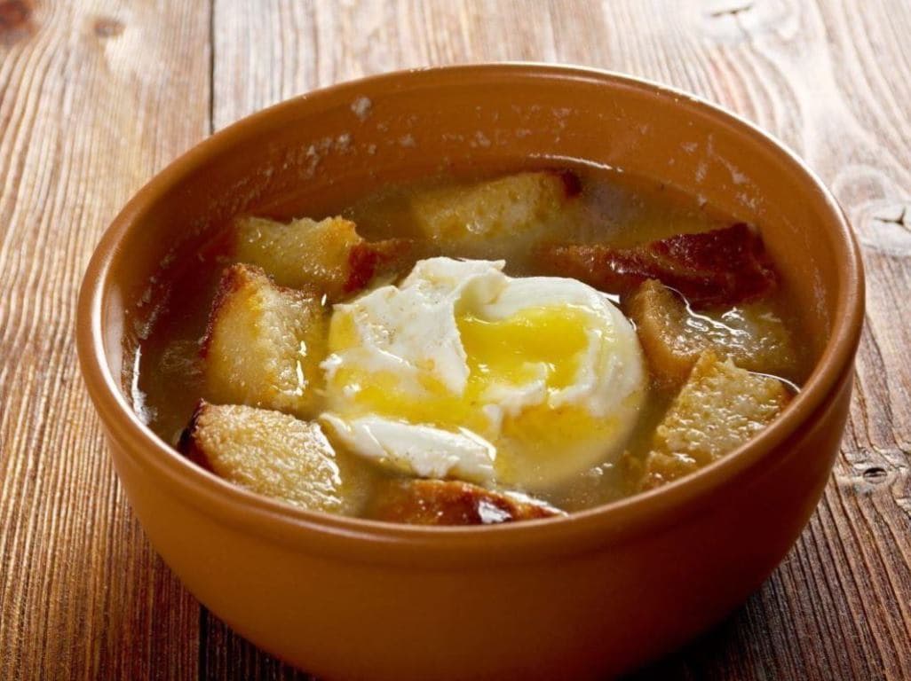 Sopa de ajo o sopa castellana