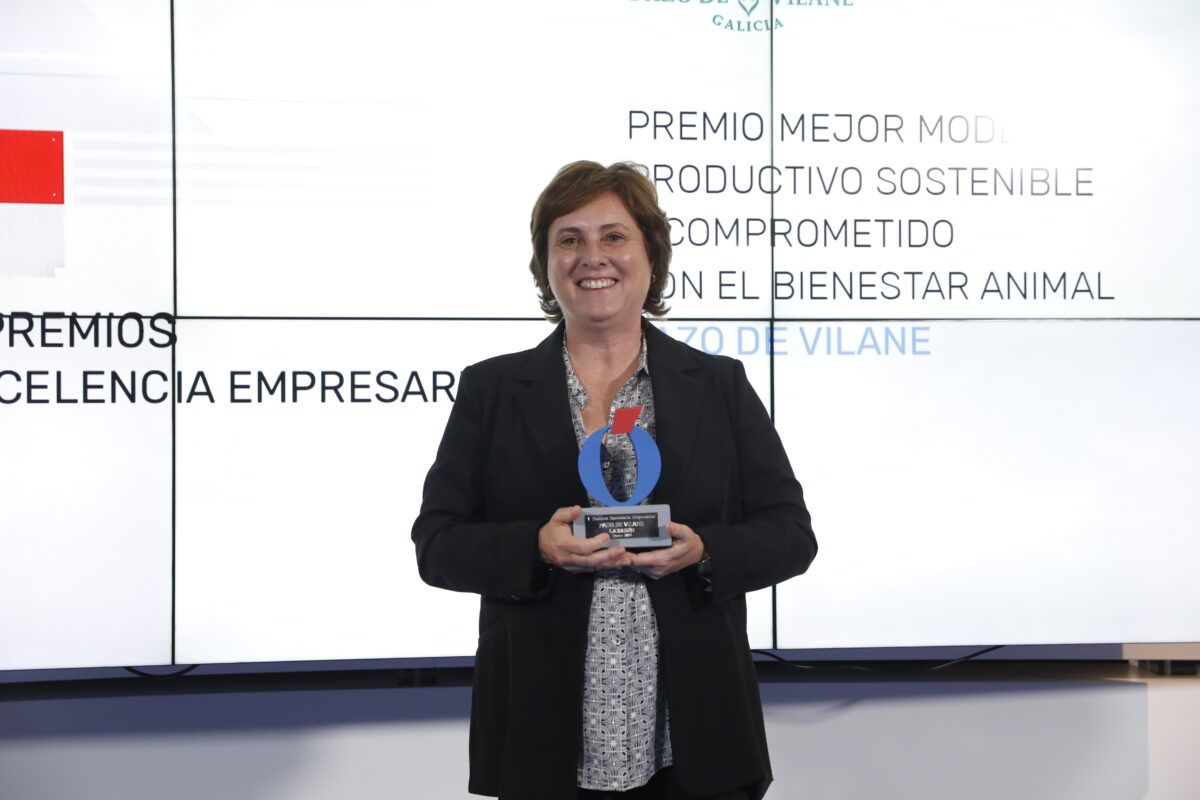Nuria Varela-Portas con el Premio al Mejor Modelo Productivo Sostenible y Comprometido con el Bienestar Animal
