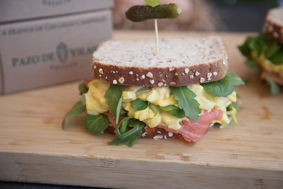 Sandwich de salmón y huevo campero