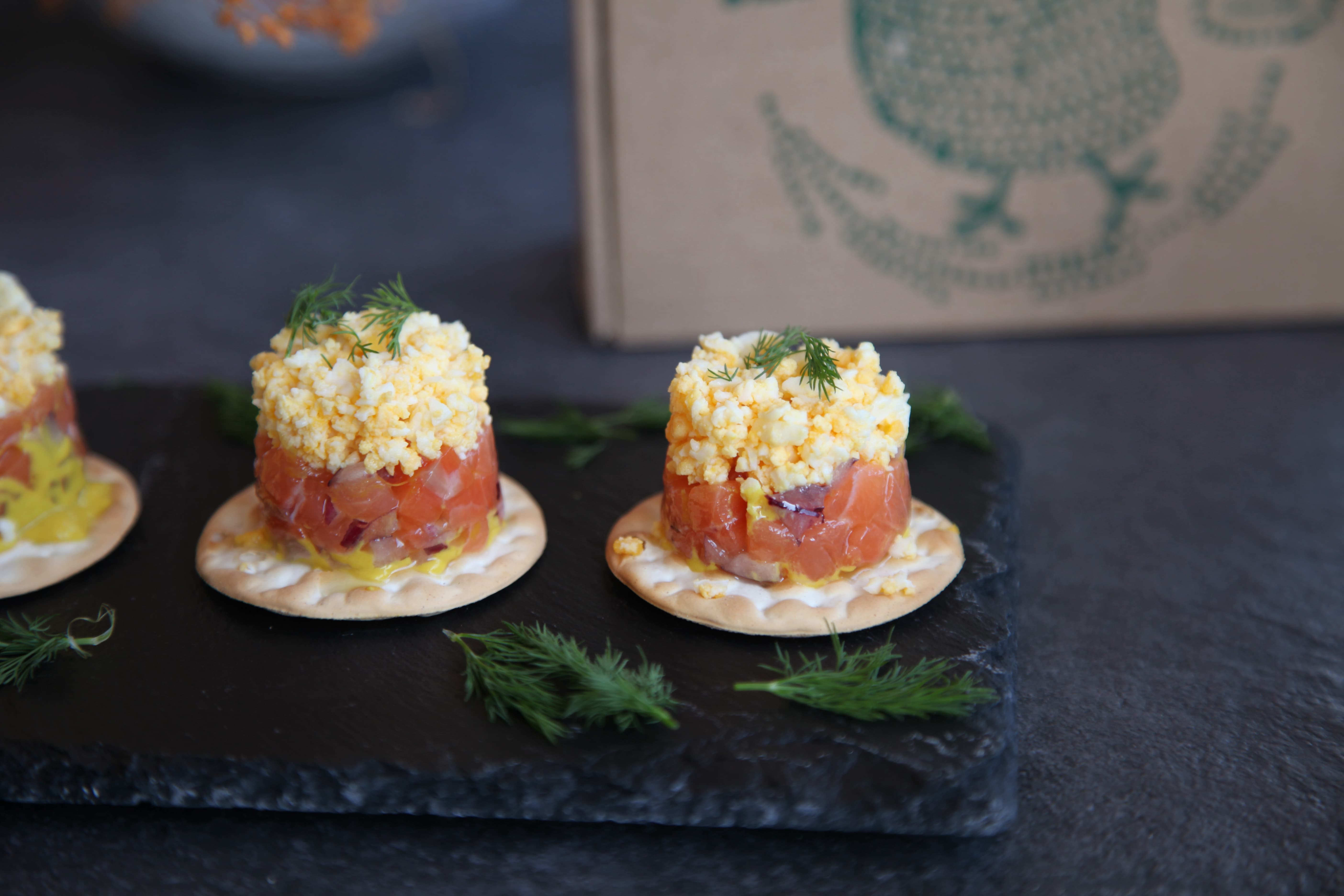 Tartar de salmón con huevo cocido