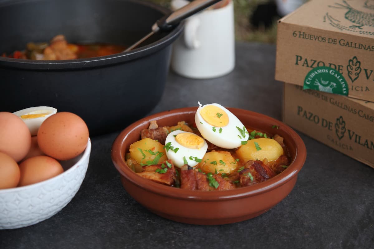 Costillas con patatas y huevo